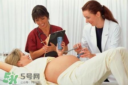 水中分娩時(shí)難產(chǎn)怎么辦？水中分娩和無痛分娩哪個(gè)好？