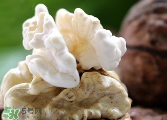 新鮮核桃外殼發(fā)霉能吃嗎？新鮮核桃長毛還能吃嗎？