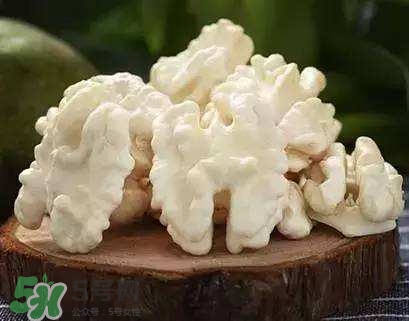 新鮮核桃要?jiǎng)兤?？剝皮時(shí)手變黑怎么清洗？