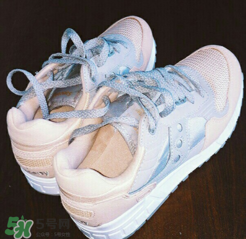 saucony鞋子怎么樣？索康尼鞋碼偏大偏?。?></p><h3>索康尼鞋碼偏大偏小</h3><p>Saucony的鞋子碼數(shù)都很正，大家按照平時(shí)運(yùn)動(dòng)鞋的尺碼購(gòu)買(mǎi)就行了。</p><p style=