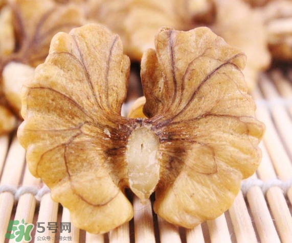 青皮核桃和干核桃哪個營養(yǎng)高？有什么區(qū)別？