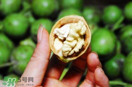 新鮮核桃要?jiǎng)兤?？剝皮時(shí)手變黑怎么清洗？