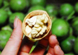 新鮮核桃要剝皮嗎？剝皮時手變黑怎么清洗？