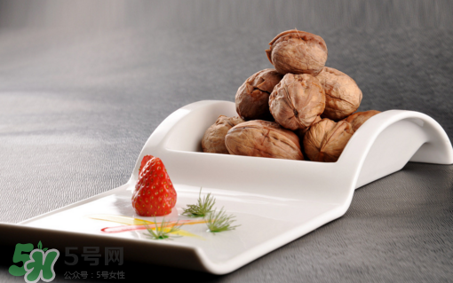 核桃可以空腹吃嗎？核桃飯前吃好還是飯后吃好？