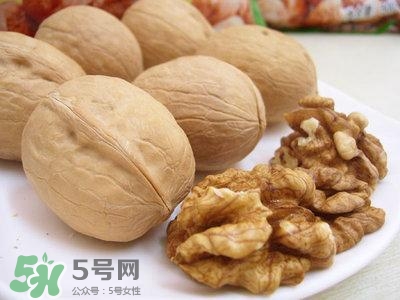 吃核桃對頭發(fā)有什么好處？為什么吃核桃對頭發(fā)生長有好處？