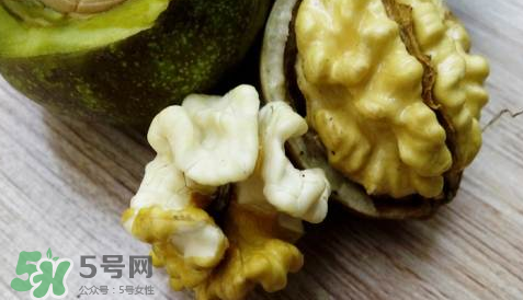 新鮮核桃要?jiǎng)兤?？剝皮時(shí)手變黑怎么清洗？
