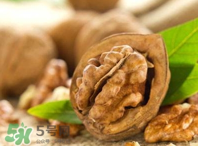 吃核桃對頭發(fā)有什么好處？為什么吃核桃對頭發(fā)生長有好處？