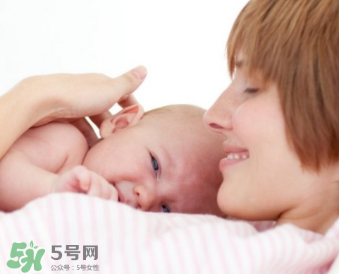 母乳寶寶一天大便幾次正常？母乳寶寶排便情況介紹