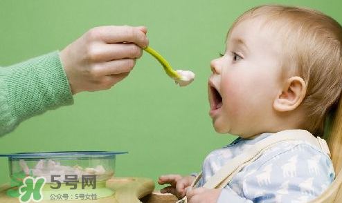 母乳寶寶幾個(gè)月添加輔食？母乳寶寶添加輔食的時(shí)間介紹