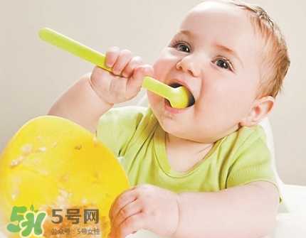 母乳寶寶幾個(gè)月添加輔食？母乳寶寶添加輔食的時(shí)間介紹