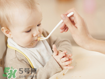 母乳寶寶幾個(gè)月添加輔食？母乳寶寶添加輔食的時(shí)間介紹