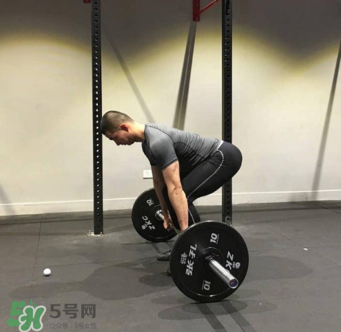 杠鈴劃船腰疼是什么原因？杠鈴劃船動作要領(lǐng)