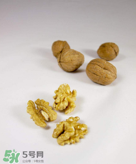 核桃對(duì)人體的四大功效是什么？核桃皮泡水有什么功效？
