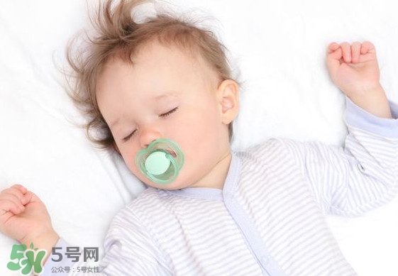 寶寶幾個月開始補鈣最合適？嬰幼兒幾個月的時候吃魚肝油