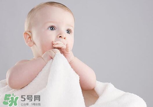 寶寶手指甲有白痕怎么回事？幼兒手指甲發(fā)白是缺鈣嗎