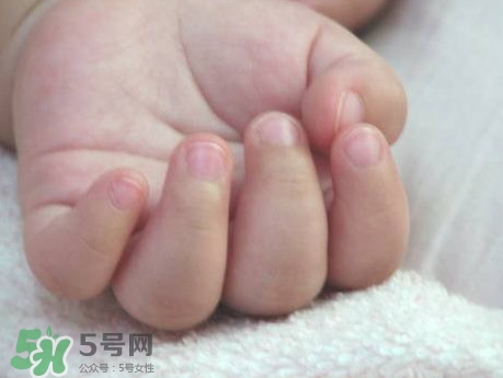 寶寶手指甲有白痕怎么回事？幼兒手指甲發(fā)白是缺鈣嗎