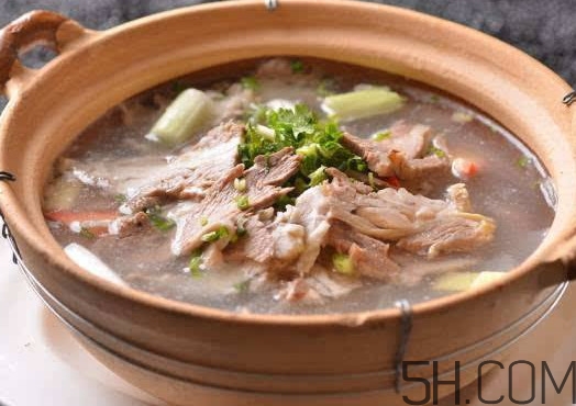 牛骨頭湯要放哪些食材？牛骨頭湯要煮多長時間