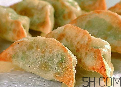 煎餃可以先蒸后煎嗎？煎餃?zhǔn)巧暹€是熟煎？