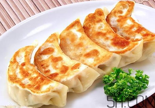 煎餃可以先蒸后煎嗎？煎餃?zhǔn)巧暹€是熟煎？