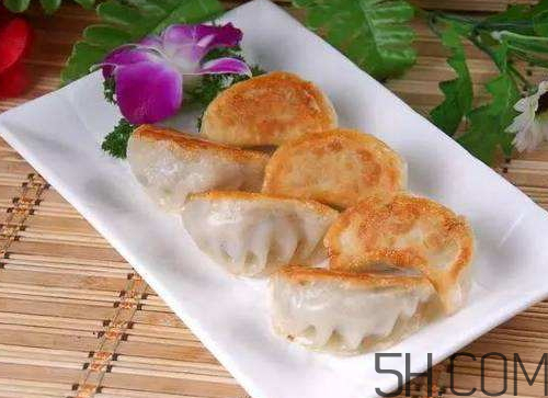 煎餃可以先蒸后煎嗎？煎餃?zhǔn)巧暹€是熟煎？