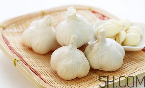 大蒜泡酒可以治腳氣嗎？治腳氣的方法有哪些？