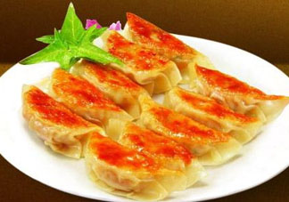 煎餃可以先蒸后煎嗎？煎餃?zhǔn)巧暹€是熟煎？