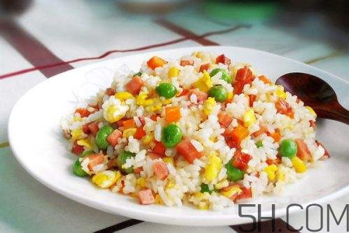 蛋炒飯為什么要用隔夜飯？蛋炒飯可以用熱飯嗎？