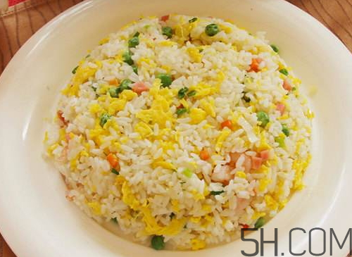 蛋炒飯?jiān)趺闯吹囊涣Ａ＃?炒飯如何粒粒分明？