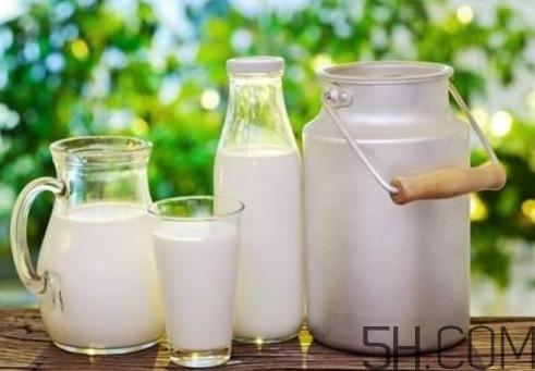 早上喝牛奶豐胸嗎？早上喝牛奶會胖嗎？