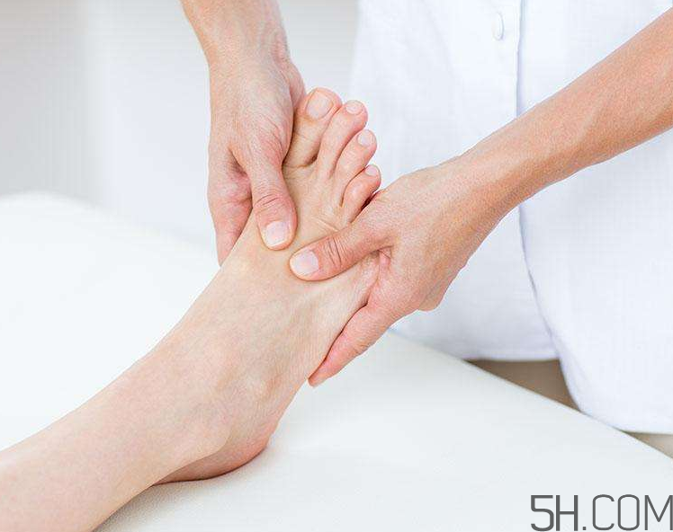 腳氣會引起灰指甲嗎？腳氣加灰指甲怎么治？