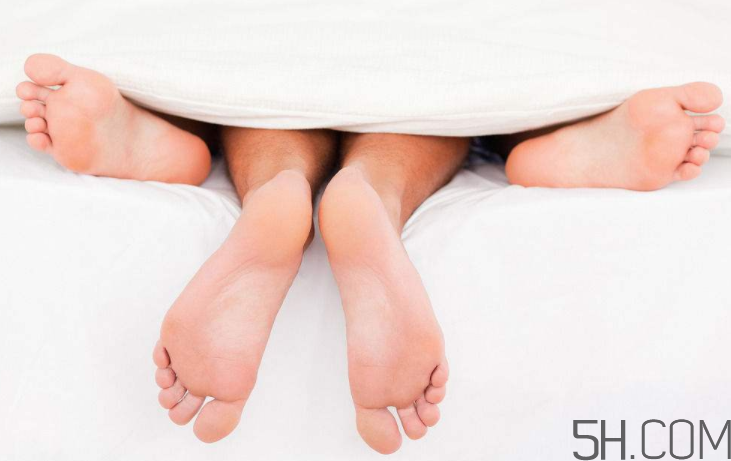 腳氣會引起灰指甲嗎？腳氣加灰指甲怎么治？