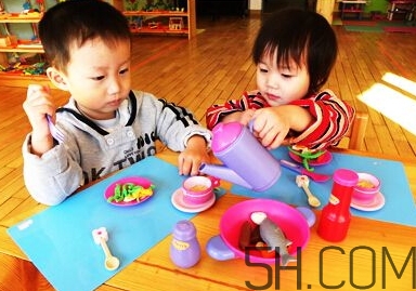 寶寶上幼兒園需要準(zhǔn)備什么？寶寶上幼兒園哭鬧怎么應(yīng)對？