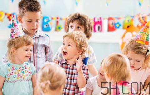 寶寶上幼兒園需要準(zhǔn)備什么？寶寶上幼兒園哭鬧怎么應(yīng)對？