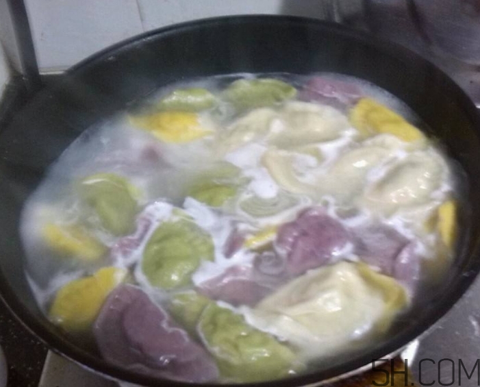 煮餃子用冷水還是熱水？煮餃子用大火還是小火？