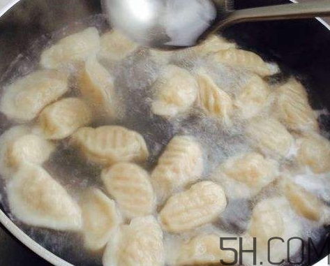 煮餃子用冷水還是熱水？煮餃子用大火還是小火？