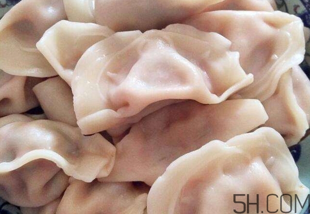 煮餃子用冷水還是熱水？煮餃子用大火還是小火？