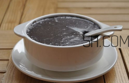 黑芝麻糊用開水沖還是溫開水？黑芝麻糊養(yǎng)胃嗎？