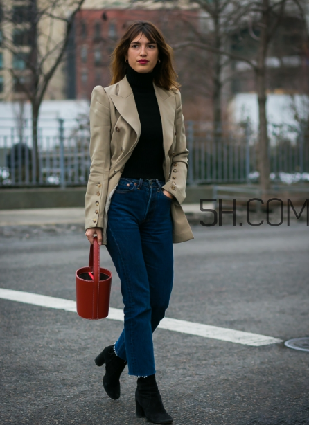 紅色包包配什么顏色衣服？紅色包包怎么搭配？