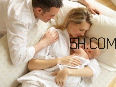 抱著寶寶睡覺到底好不好？如何糾正抱著寶寶睡覺？