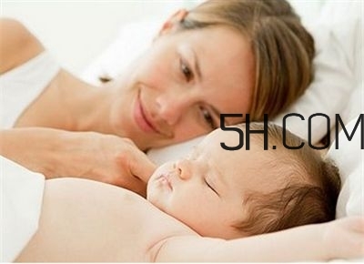 抱著寶寶睡覺到底好不好？如何糾正抱著寶寶睡覺？