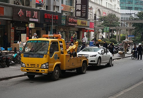 汽車拖車費(fèi)能報(bào)嗎？汽車的前后拖車孔怎么打開？