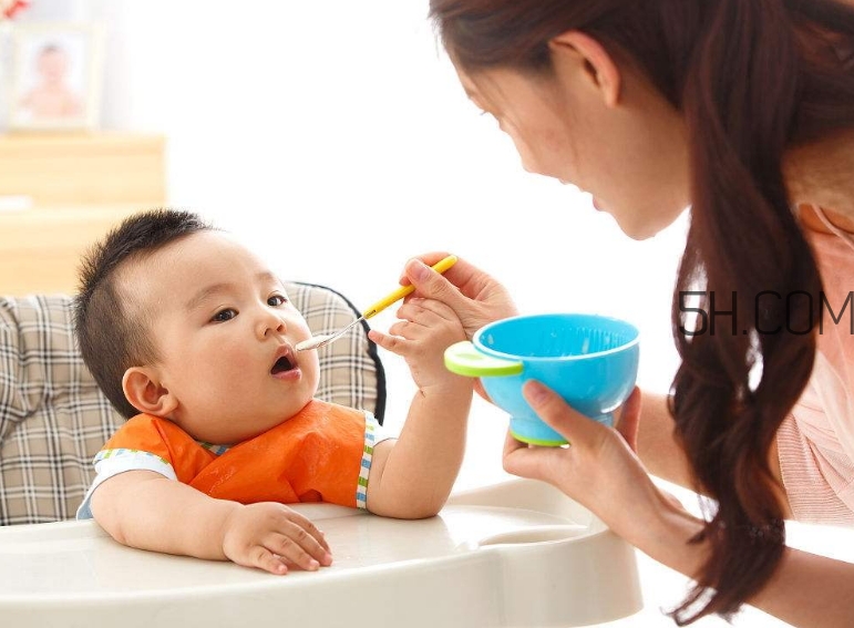 寶寶多大可以自己吃飯？如何讓寶寶愛上吃飯？