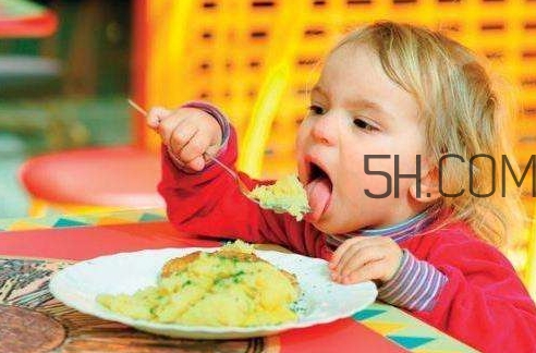 教會(huì)寶寶自己吃飯，你做到這些了嗎？