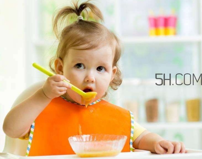 寶寶多大可以自己吃飯？如何讓寶寶愛上吃飯？