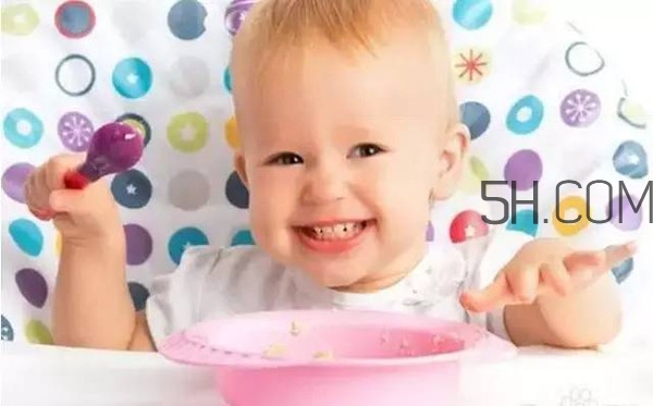 寶寶多大可以自己吃飯？如何讓寶寶愛上吃飯？