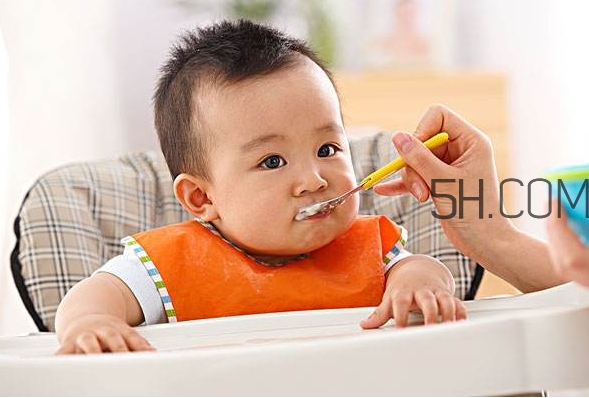 寶寶多大可以自己吃飯？如何讓寶寶愛上吃飯？