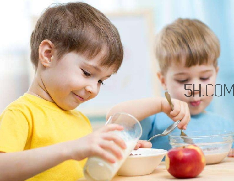寶寶多大可以自己吃飯？如何讓寶寶愛上吃飯？