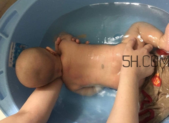 如何正確給寶寶洗澡？給寶寶洗澡水溫多少度？
