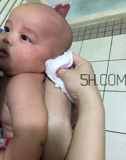 如何正確給寶寶洗澡？給寶寶洗澡水溫多少度？