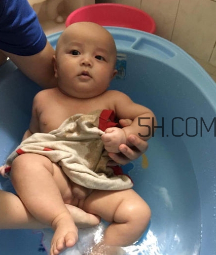 如何正確給寶寶洗澡？給寶寶洗澡水溫多少度？